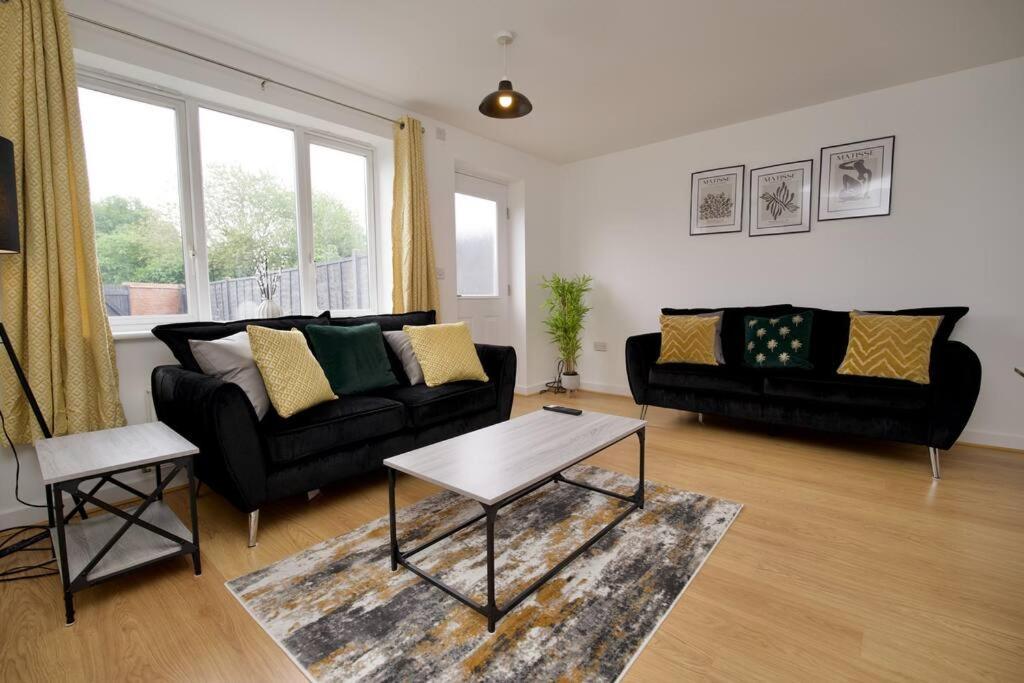 Villa Highley'S Nest - Fully Furnished Gem, Free Private Parking, Sky Tv & Netflix à Coventry Extérieur photo