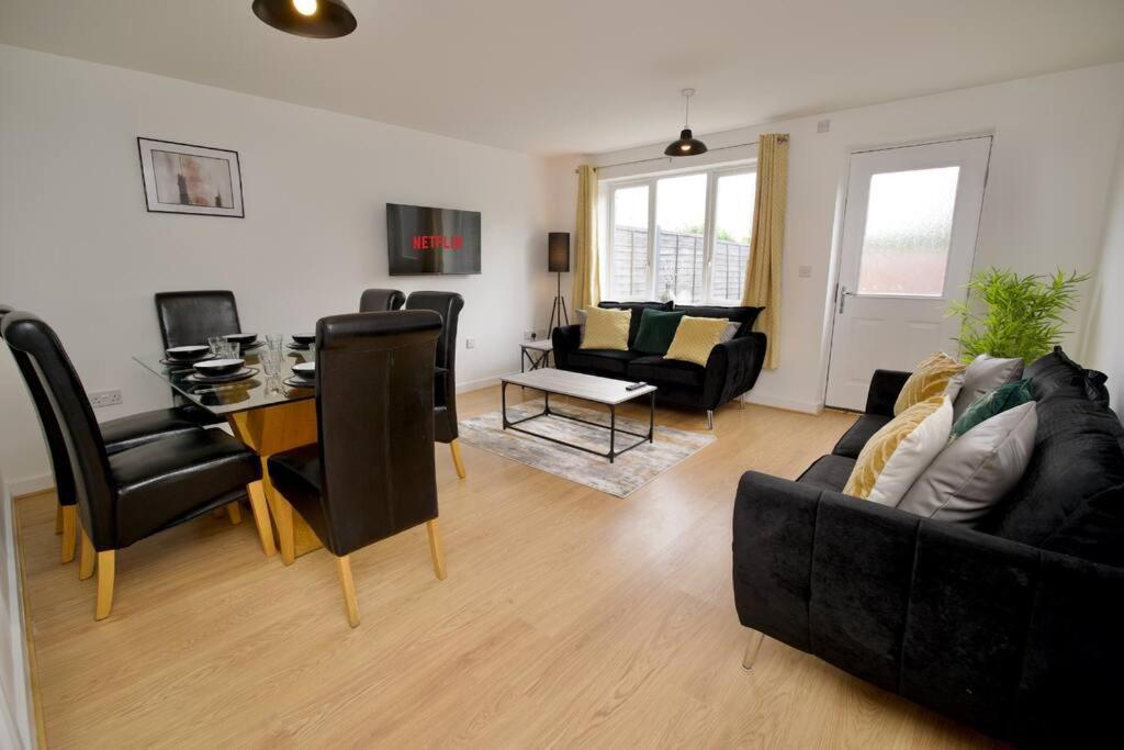 Villa Highley'S Nest - Fully Furnished Gem, Free Private Parking, Sky Tv & Netflix à Coventry Extérieur photo